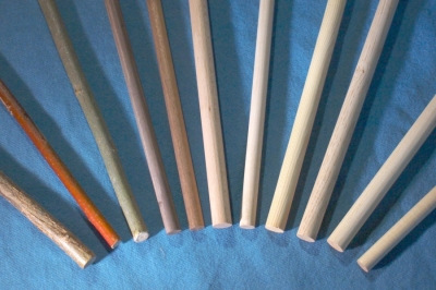 von links nach rechts: Hasel, 2x Weide, 2x Nußbaum, Buche, Birke, Fichte, Eiche, Esche, Linde; from left to right: Hazel, 2x Willow, 2x Walnut, Beech, Birch, Fir, Oak, Ash, Lime