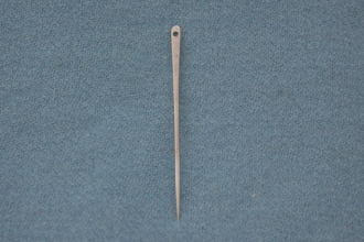 handgefertigte grobe Eisennadel