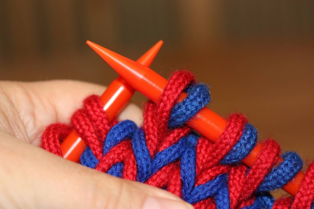 The new stitch lies on the right, the older stitch on the left.