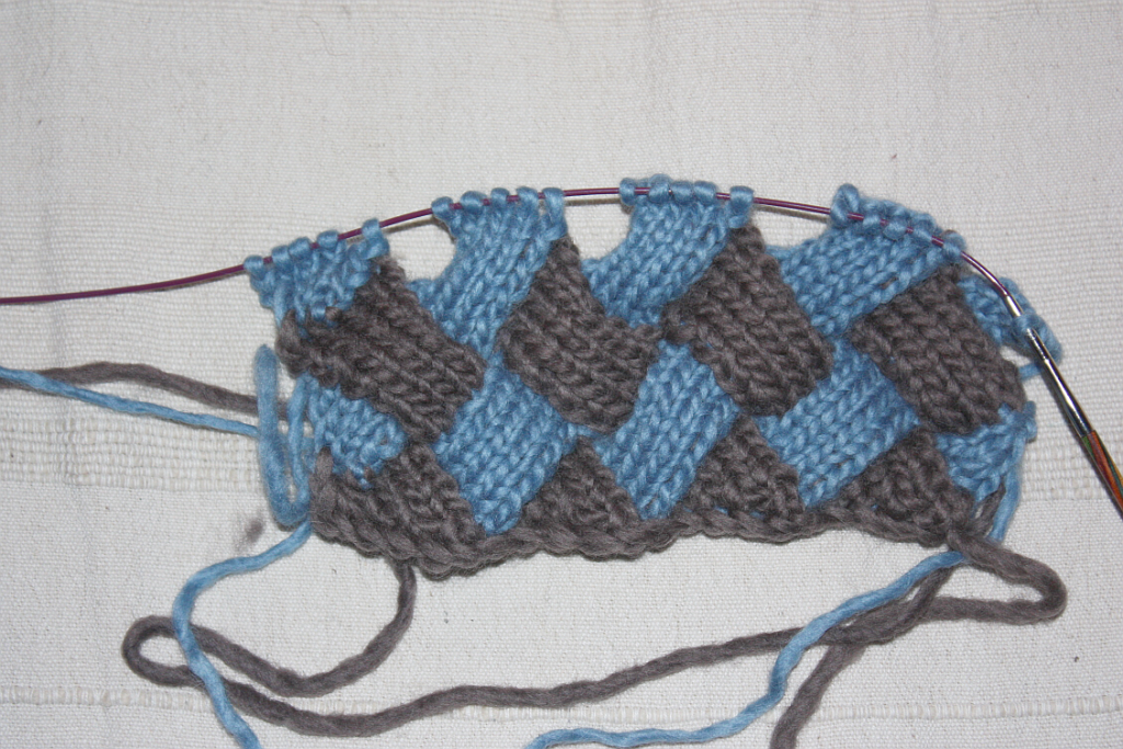 Entrelac knit with the same kind of wool. I think this will be the thing.