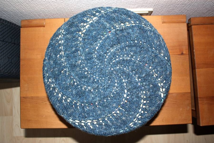The hat on the plate, seen from the top. I really love these spiral patterns!