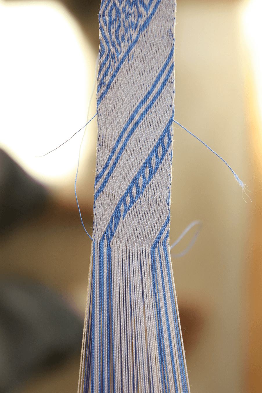Speaking of the brain-bender, here's the current status. As you can see, I have done my best to try out how to deal with mistakes. Those, by the way, are mostly due to my weaving in the evening at the moment, when I'm already a bit tired... as a robust system should be up to a tired weaver, right?